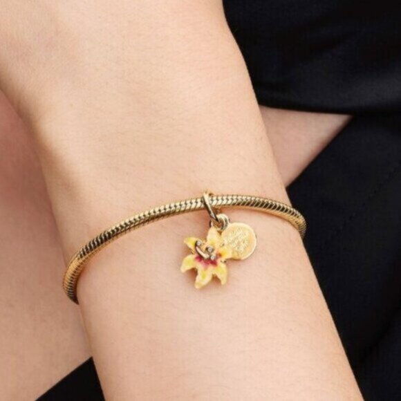 NWT Pandora Disney Tangled Sundrop Flower Glow-in-the-dark Charm - Picture 5 of 6